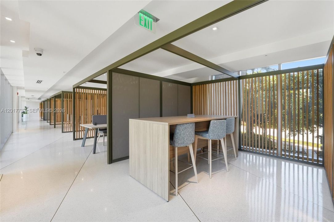 For Sale: $515,000 (1 beds, 1 baths, 726 Square Feet)