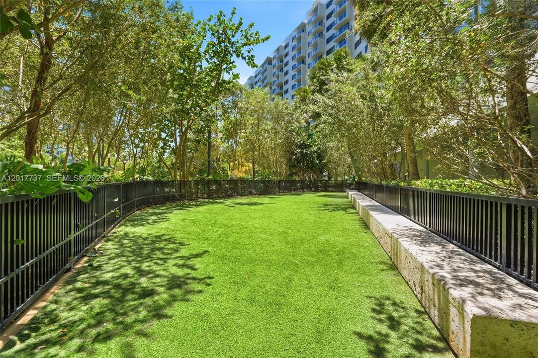 For Sale: $515,000 (1 beds, 1 baths, 726 Square Feet)