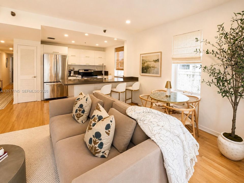Active With Contract: $465,000 (2 beds, 2 baths, 890 Square Feet)
