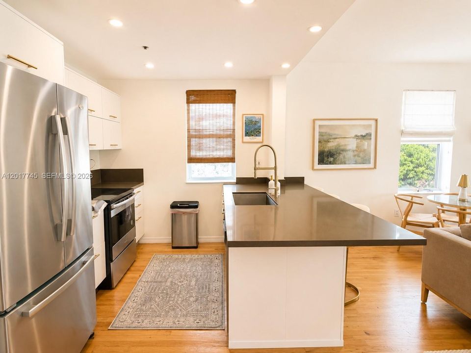 Active With Contract: $465,000 (2 beds, 2 baths, 890 Square Feet)
