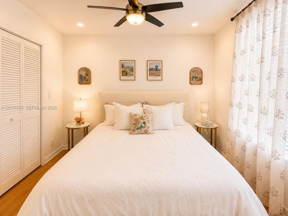 Active With Contract: $465,000 (2 beds, 2 baths, 890 Square Feet)