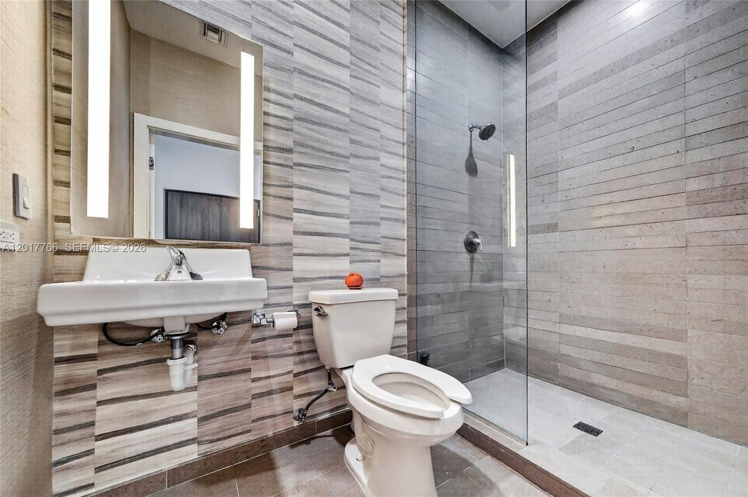 4th bathroom-Service Bathroom