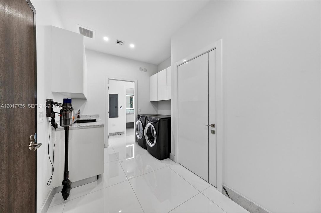 Laundry/Service Entrance