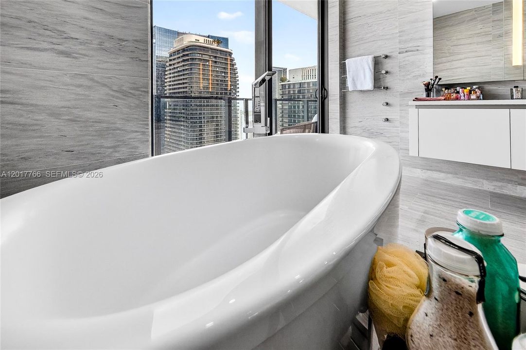 For Sale: $5,750,000 (3 beds, 4 baths, 2514 Square Feet)