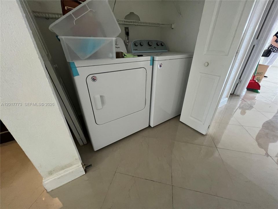 Activo con contrato: $3,250 (4 camas, 2 baños, 1585 Pies cuadrados)