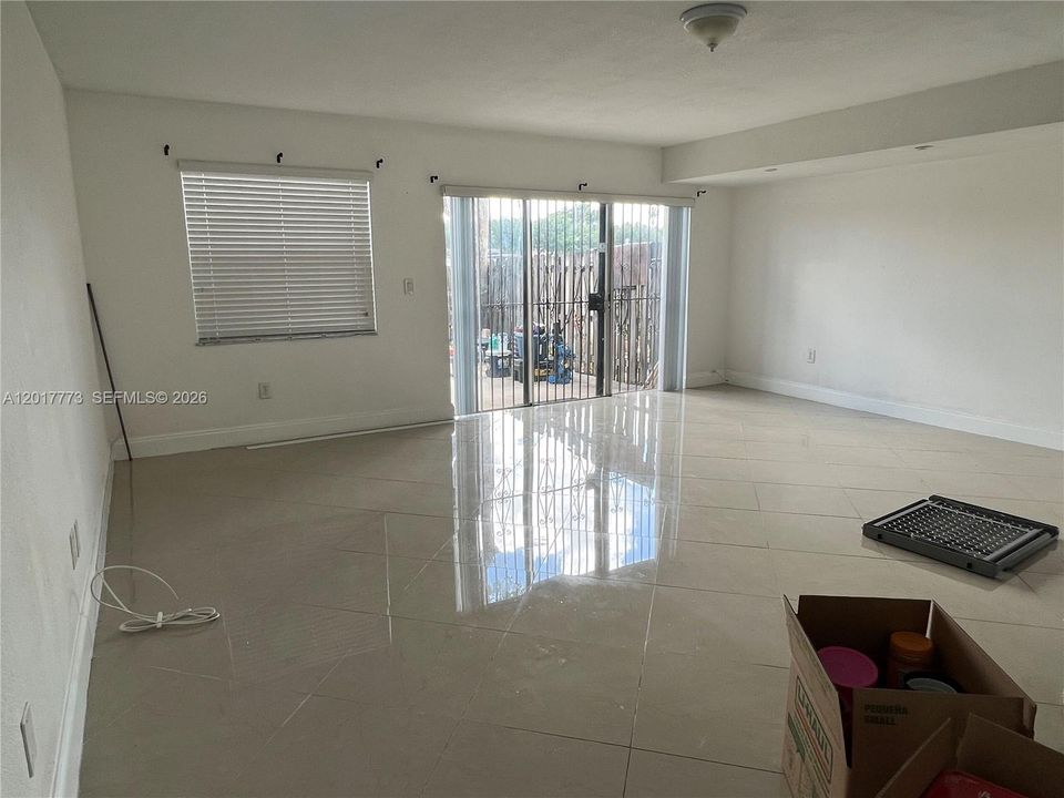 Activo con contrato: $3,250 (4 camas, 2 baños, 1585 Pies cuadrados)