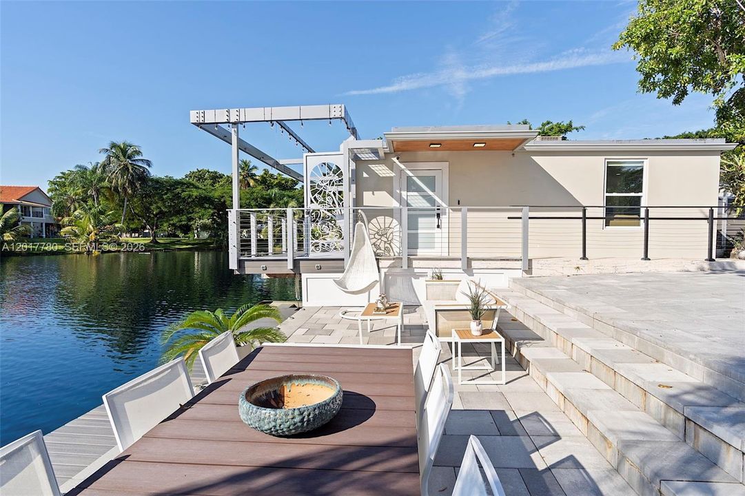 For Sale: $559,999 (2 beds, 2 baths, 790 Square Feet)