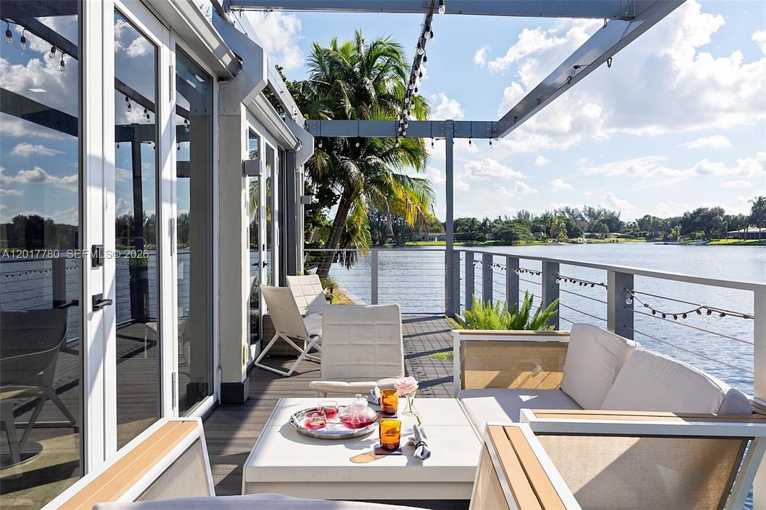 For Sale: $559,999 (2 beds, 2 baths, 790 Square Feet)