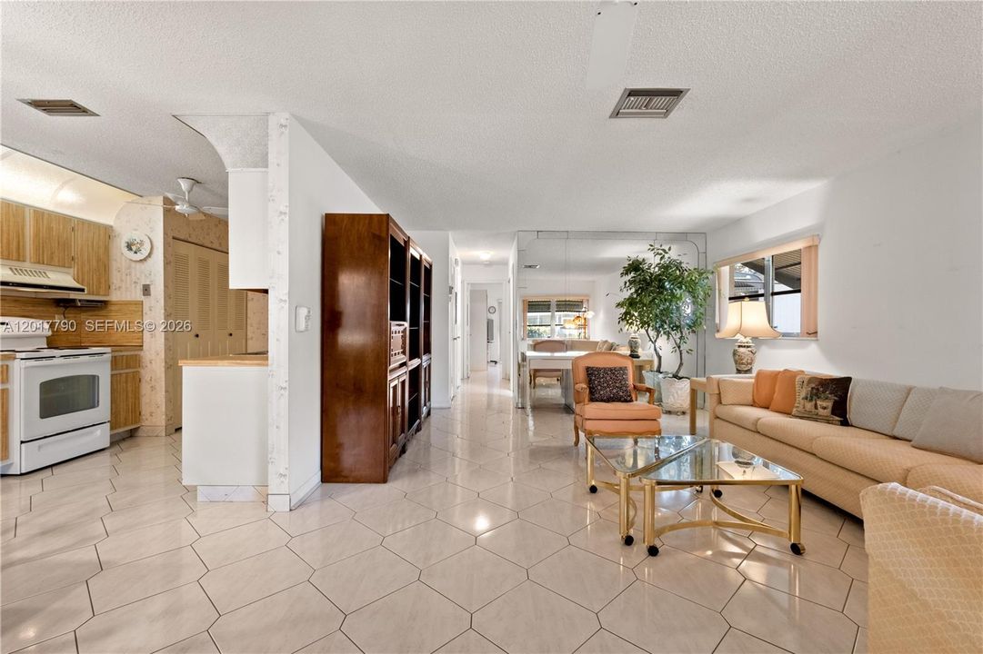 Vendido Recientemente: $208,000 (2 camas, 2 baños, 1200 Pies cuadrados)