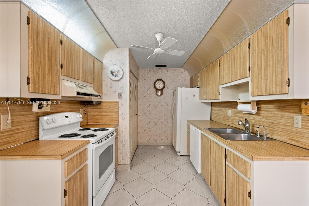 Vendido Recientemente: $208,000 (2 camas, 2 baños, 1200 Pies cuadrados)