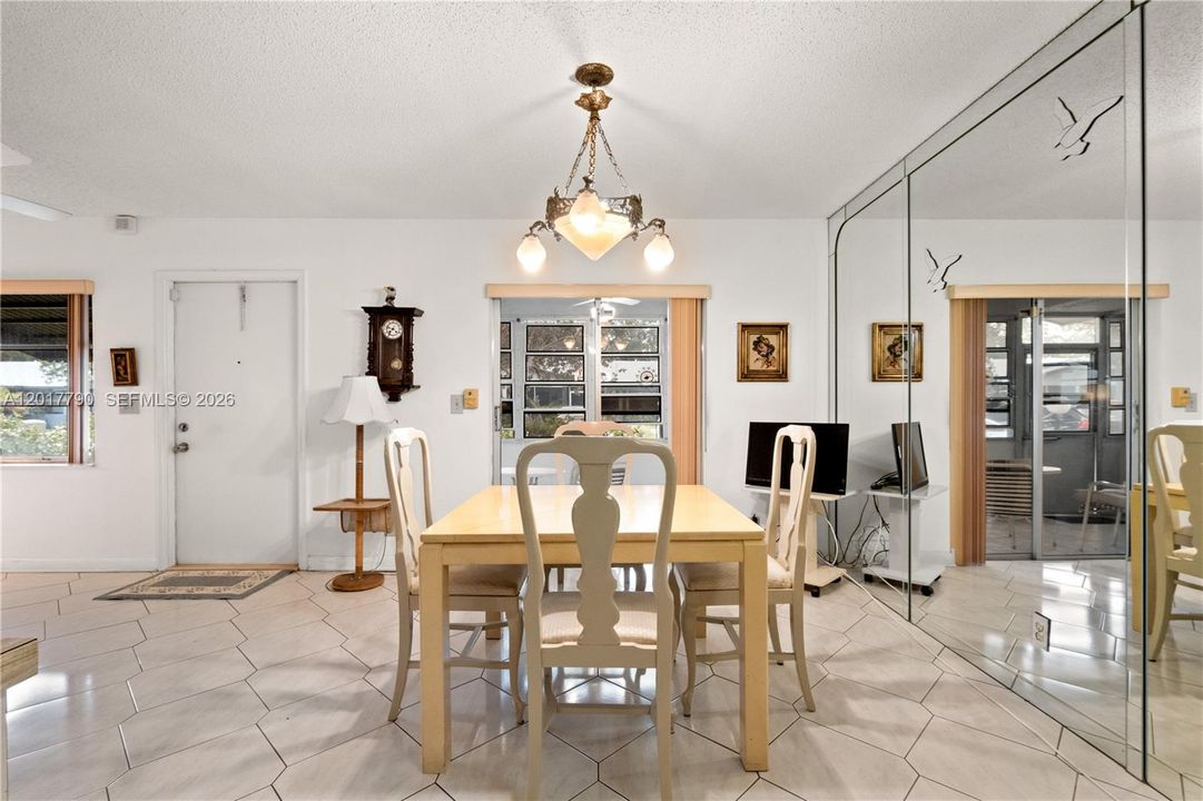 Vendido Recientemente: $208,000 (2 camas, 2 baños, 1200 Pies cuadrados)