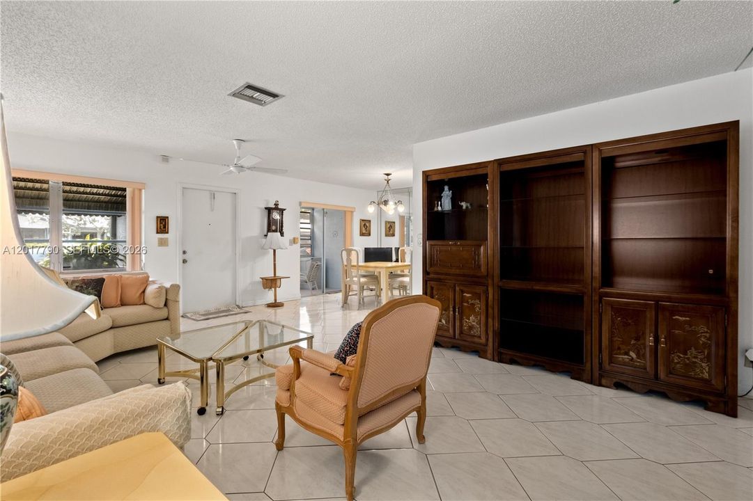 Vendido Recientemente: $208,000 (2 camas, 2 baños, 1200 Pies cuadrados)