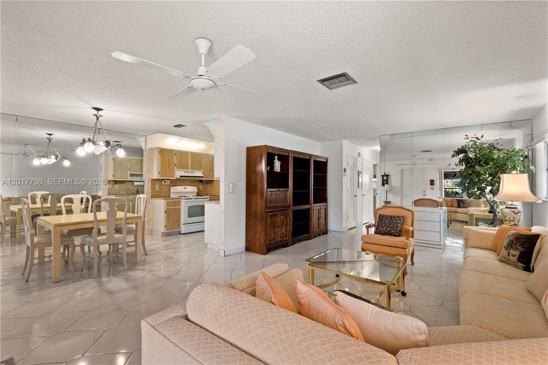 Vendido Recientemente: $208,000 (2 camas, 2 baños, 1200 Pies cuadrados)