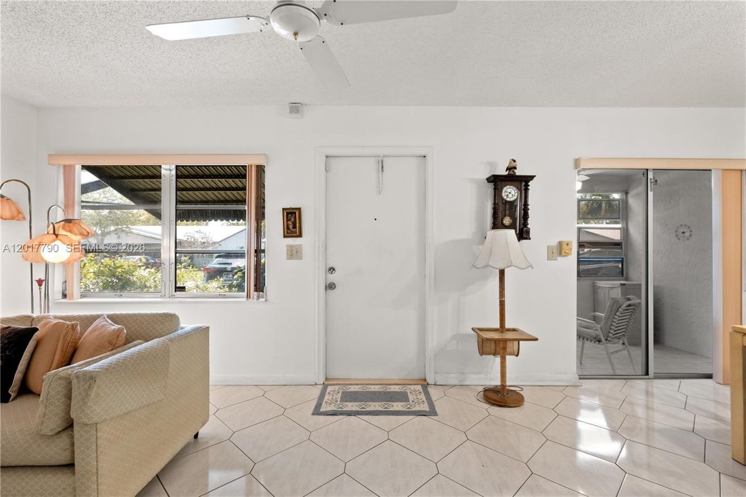 Vendido Recientemente: $208,000 (2 camas, 2 baños, 1200 Pies cuadrados)