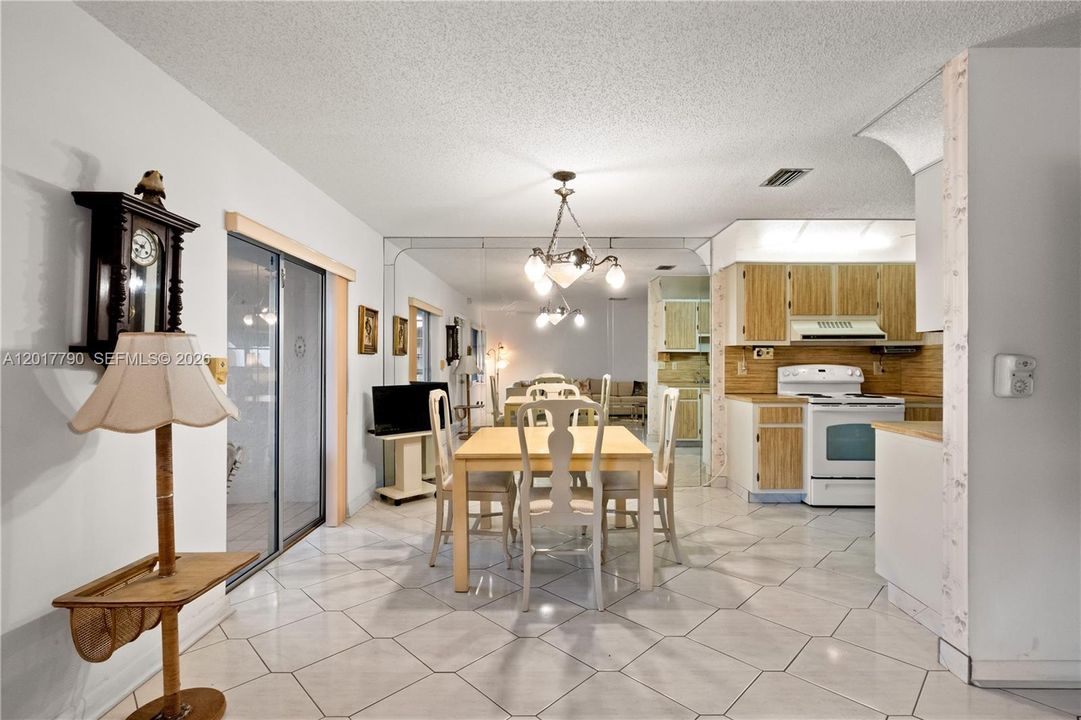 Vendido Recientemente: $208,000 (2 camas, 2 baños, 1200 Pies cuadrados)