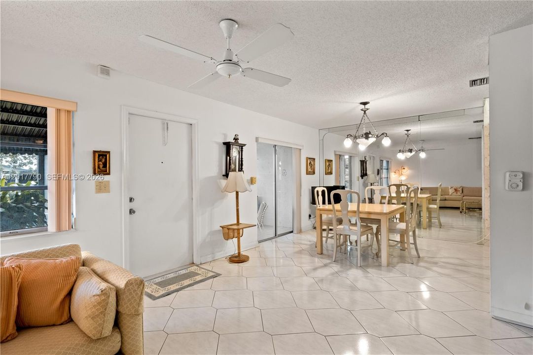 Vendido Recientemente: $208,000 (2 camas, 2 baños, 1200 Pies cuadrados)