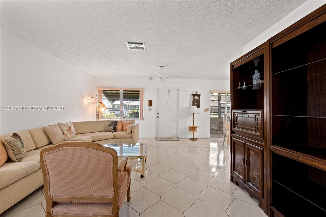 Vendido Recientemente: $208,000 (2 camas, 2 baños, 1200 Pies cuadrados)