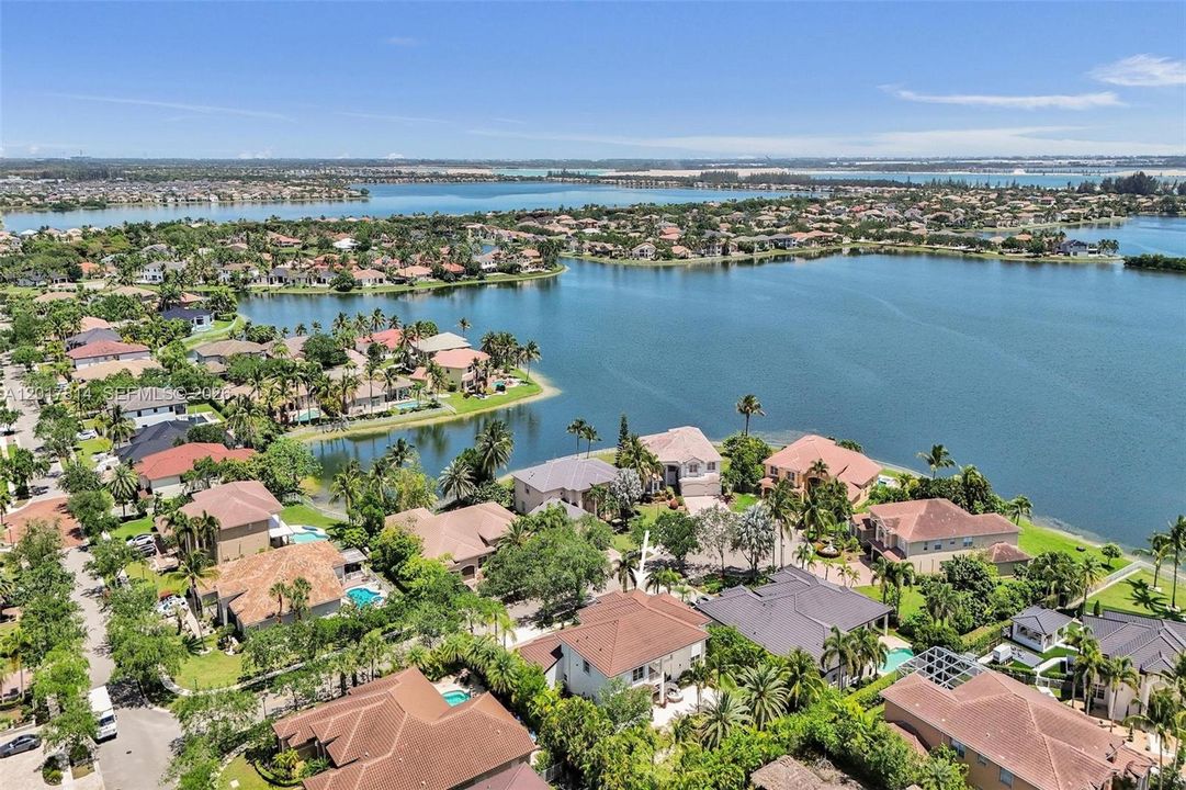For Sale: $1,690,000 (6 beds, 4 baths, 4264 Square Feet)