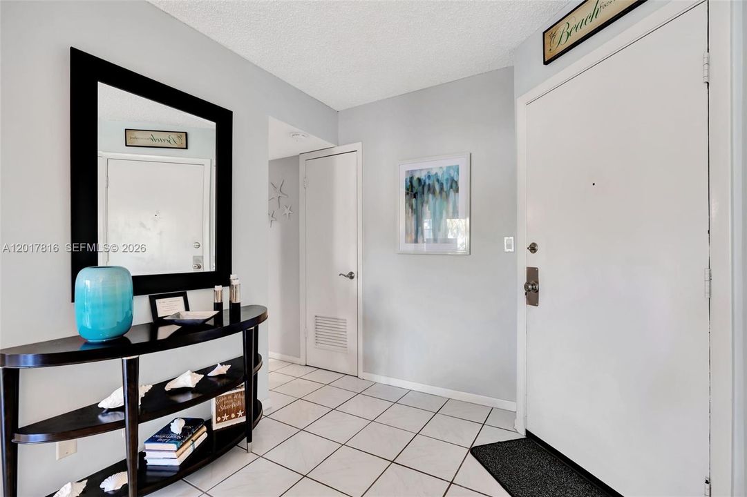 For Rent: $2,100 (1 beds, 1 baths, 704 Square Feet)