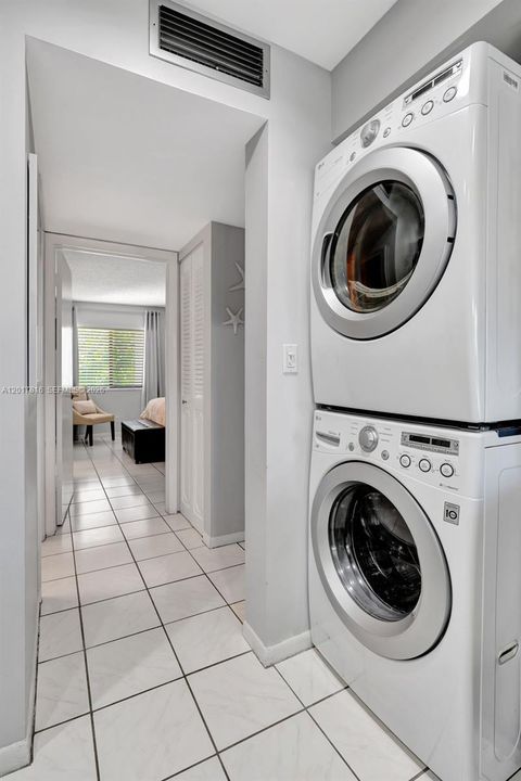 For Rent: $2,100 (1 beds, 1 baths, 704 Square Feet)