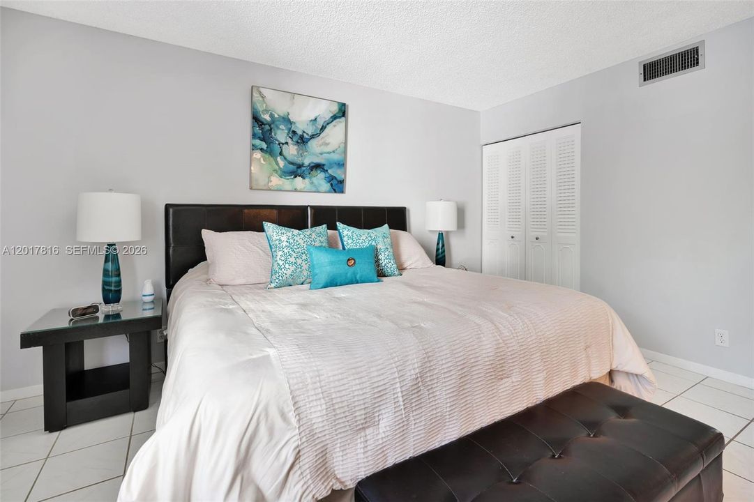 For Rent: $2,100 (1 beds, 1 baths, 704 Square Feet)
