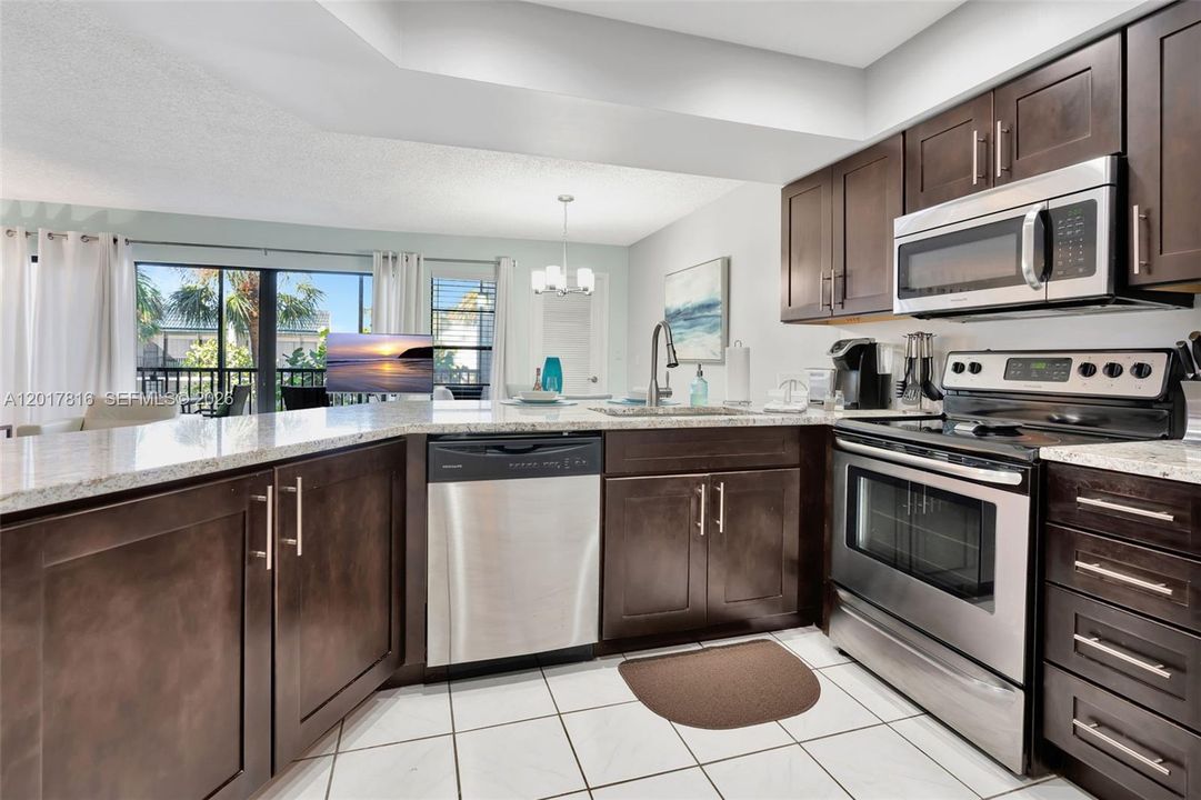 For Rent: $2,100 (1 beds, 1 baths, 704 Square Feet)