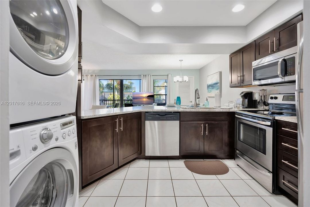 For Rent: $2,100 (1 beds, 1 baths, 704 Square Feet)