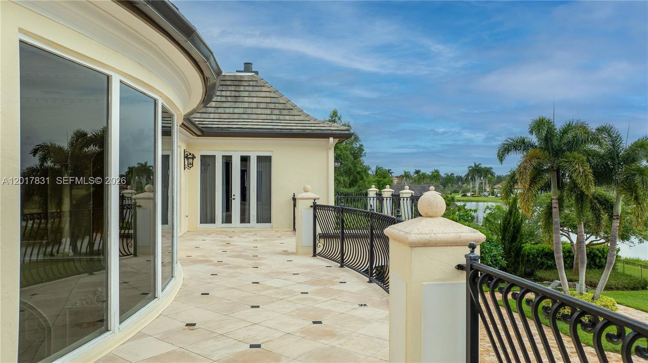 For Sale: $6,995,000 (8 beds, 8 baths, 10285 Square Feet)