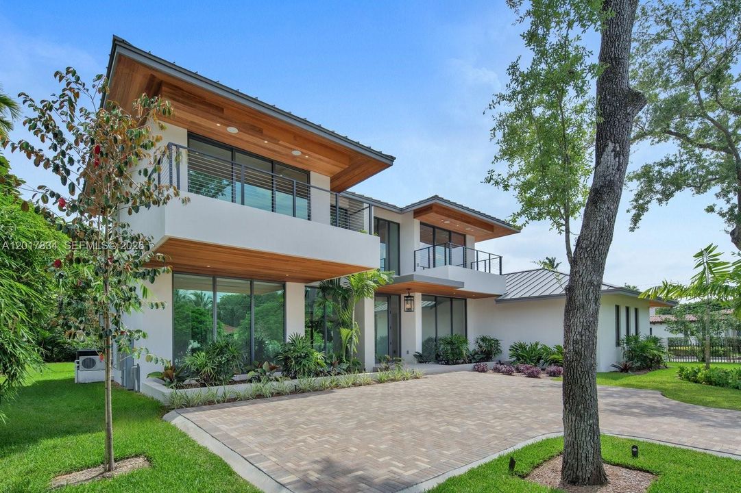 合同活跃: $5,950,000 (5 贝兹, 5 浴室, 4375 平方英尺)