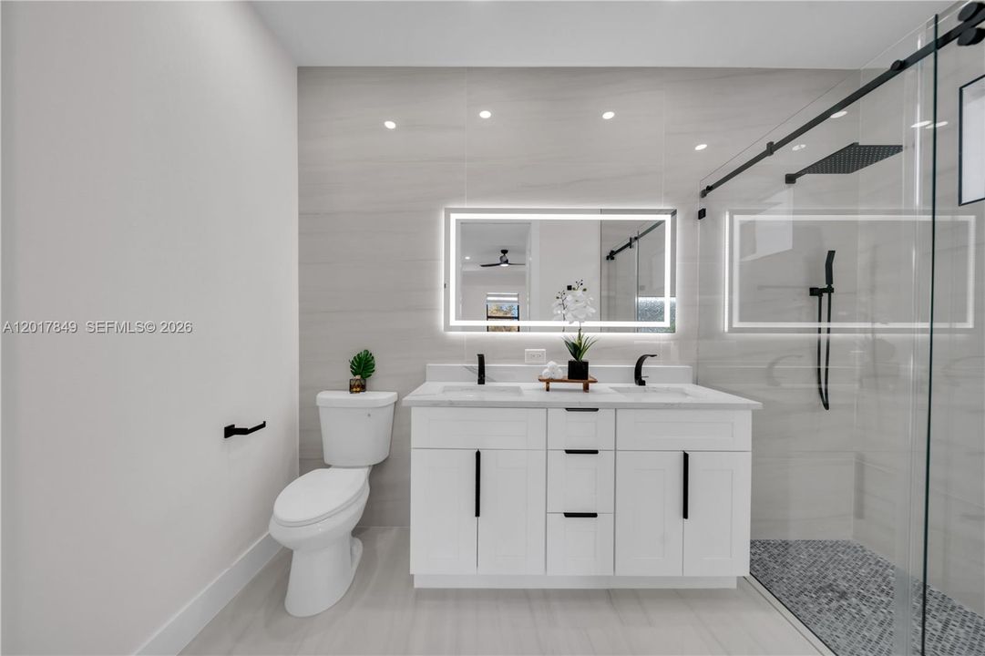 Activo con contrato: $359,000 (4 camas, 3 baños, 1585 Pies cuadrados)