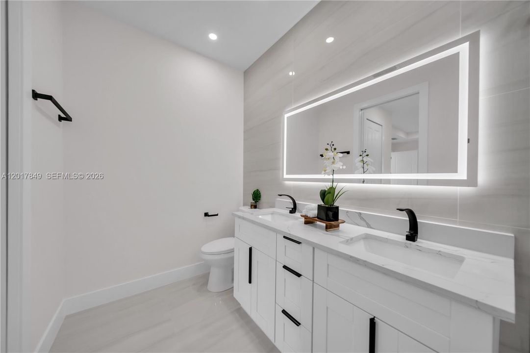 Activo con contrato: $359,000 (4 camas, 3 baños, 1585 Pies cuadrados)