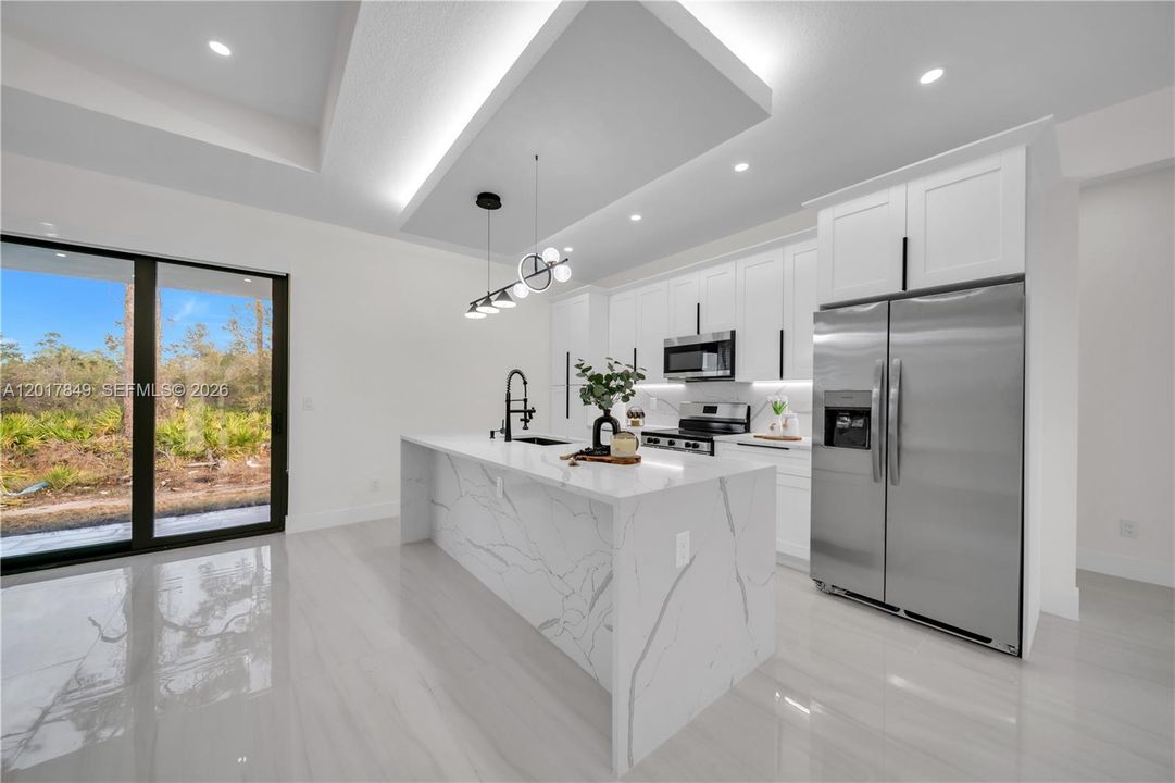 Activo con contrato: $359,000 (4 camas, 3 baños, 1585 Pies cuadrados)