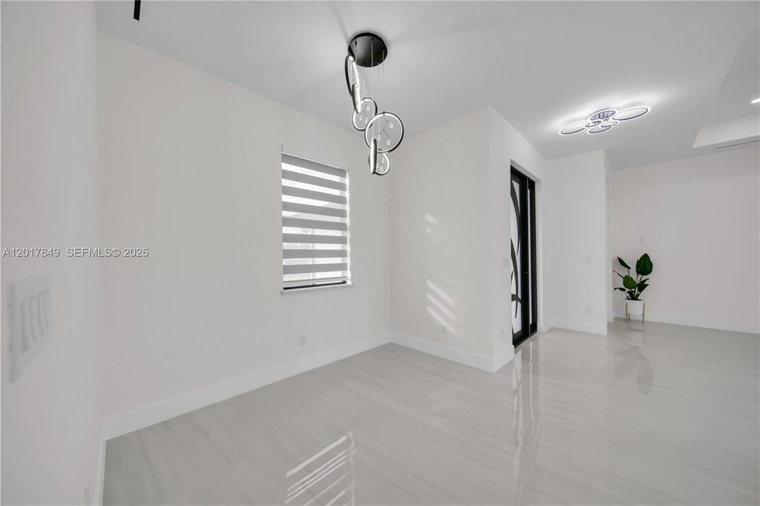 Activo con contrato: $359,000 (4 camas, 3 baños, 1585 Pies cuadrados)