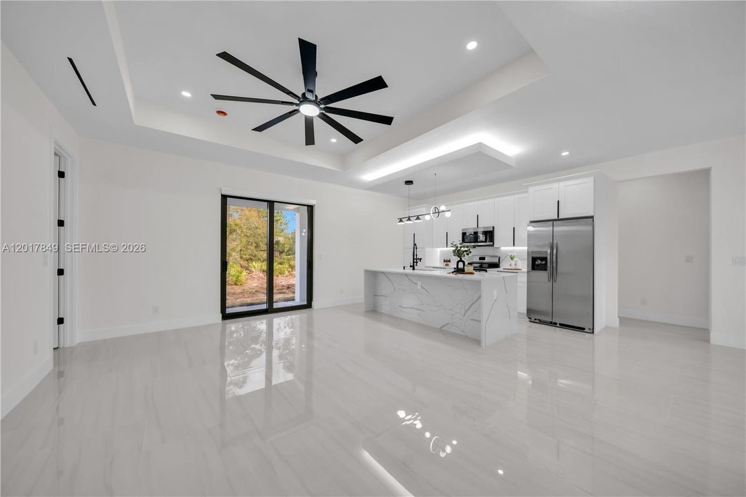 Activo con contrato: $359,000 (4 camas, 3 baños, 1585 Pies cuadrados)