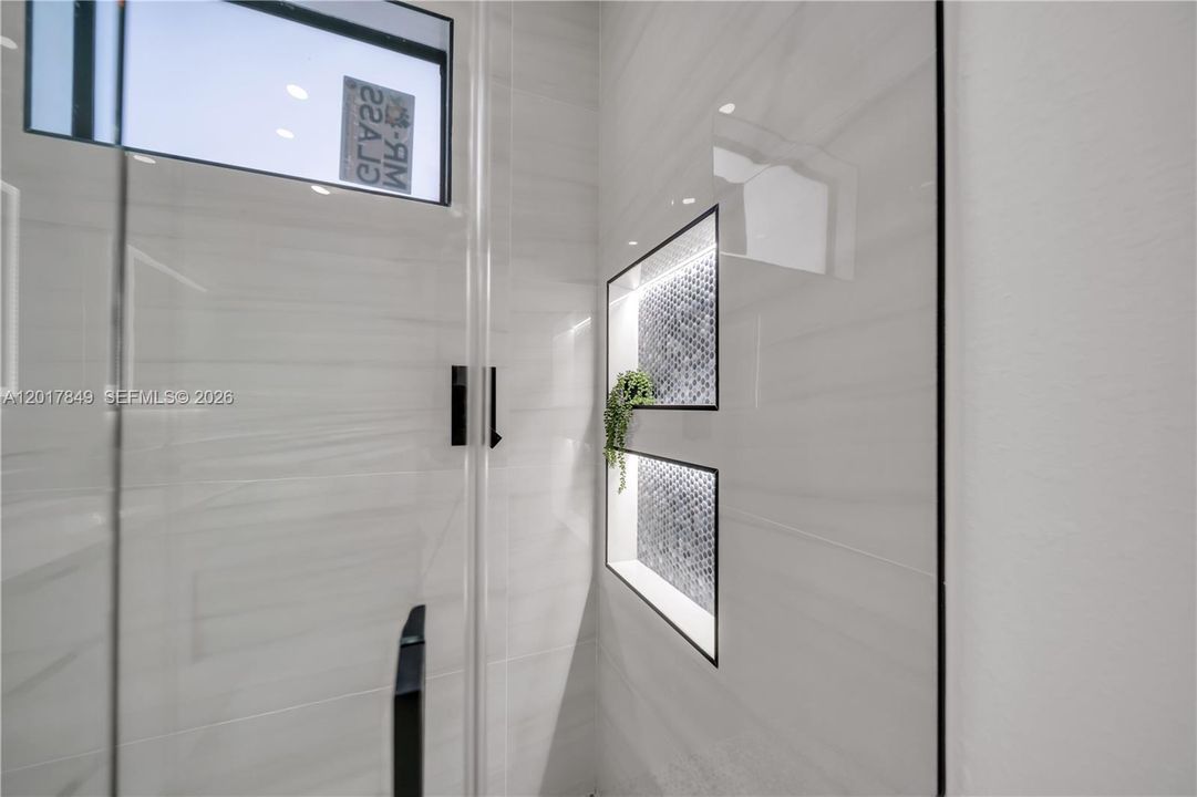 Activo con contrato: $359,000 (4 camas, 3 baños, 1585 Pies cuadrados)