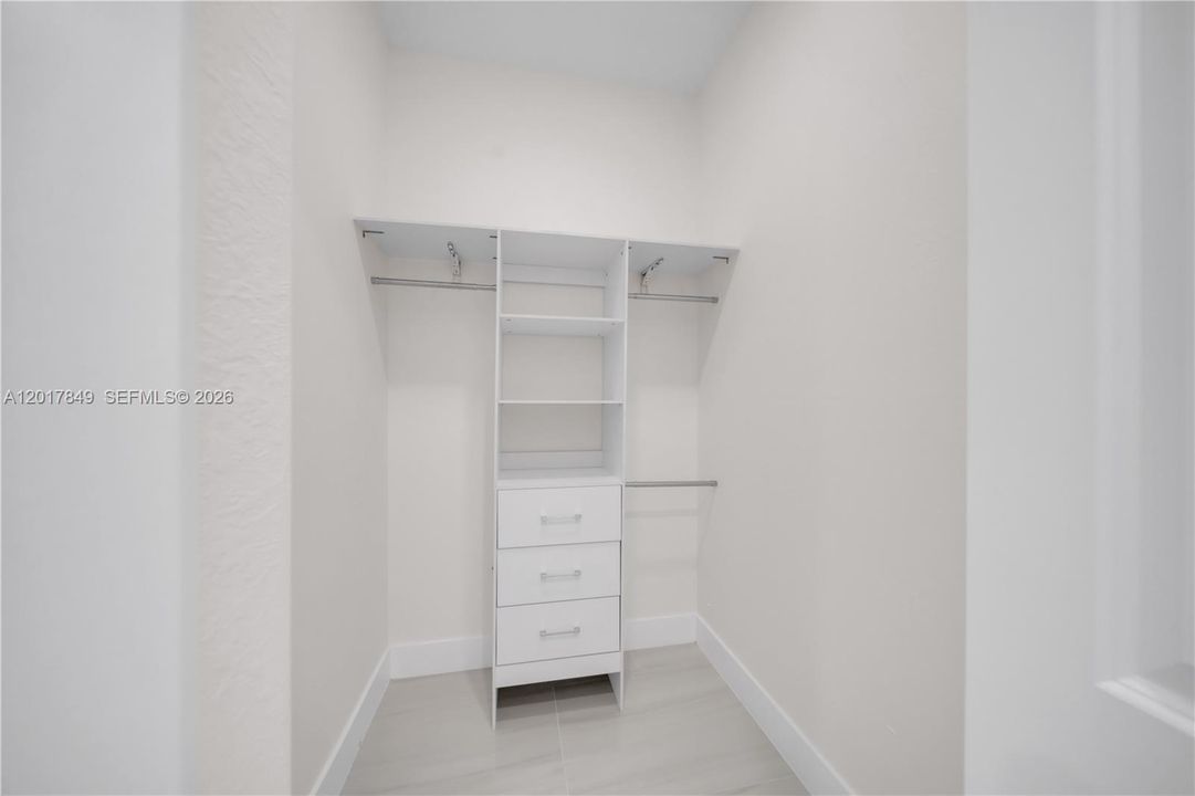 Activo con contrato: $359,000 (4 camas, 3 baños, 1585 Pies cuadrados)