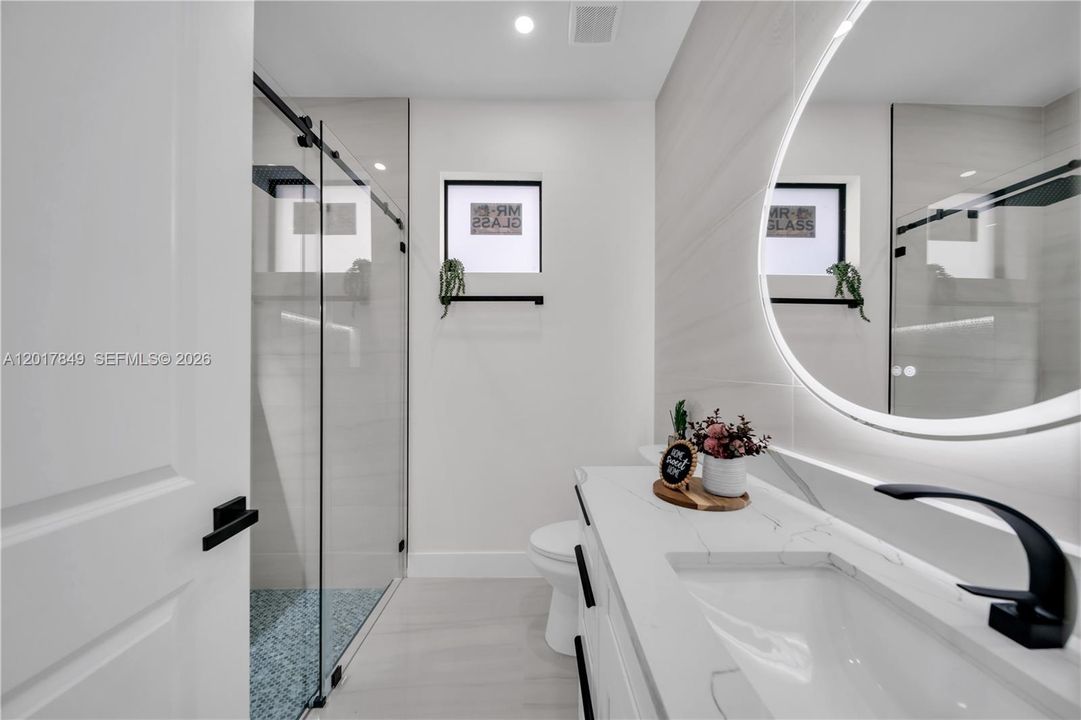 Activo con contrato: $359,000 (4 camas, 3 baños, 1585 Pies cuadrados)