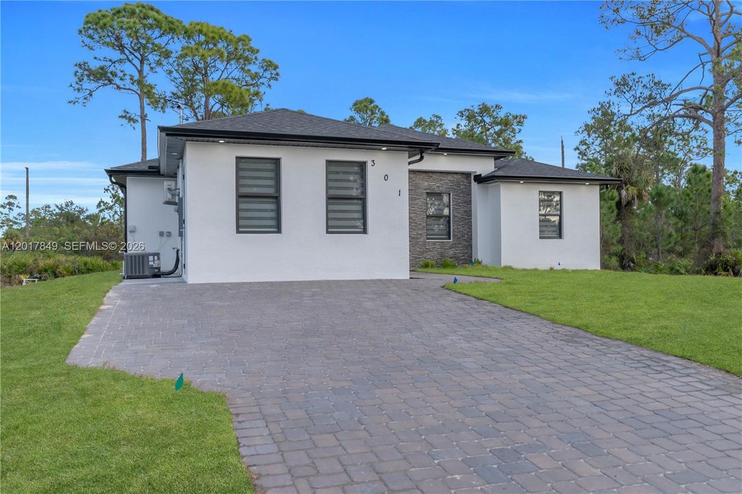 Activo con contrato: $359,000 (4 camas, 3 baños, 1585 Pies cuadrados)