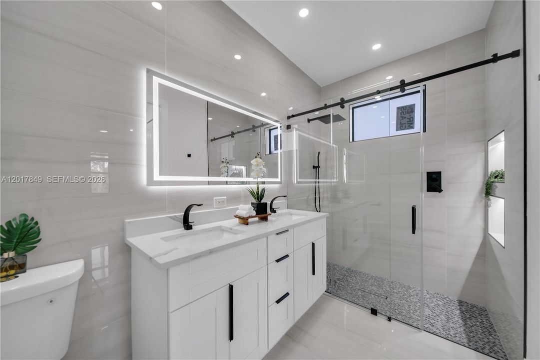 Activo con contrato: $359,000 (4 camas, 3 baños, 1585 Pies cuadrados)