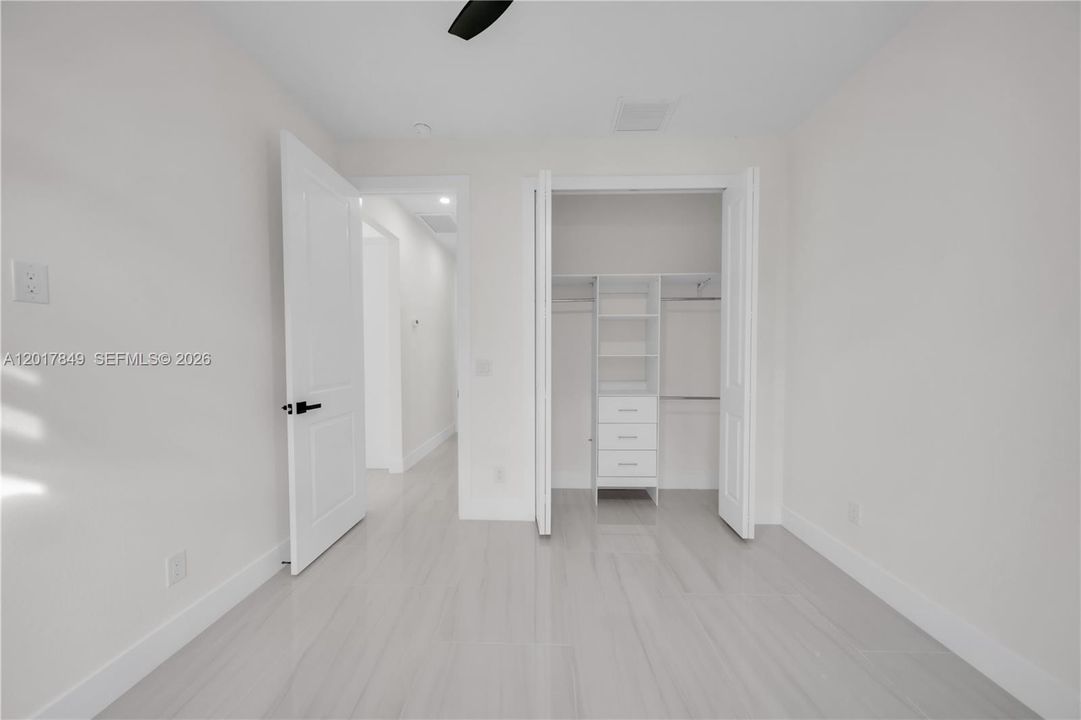 Activo con contrato: $359,000 (4 camas, 3 baños, 1585 Pies cuadrados)