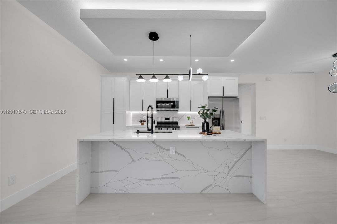 Activo con contrato: $359,000 (4 camas, 3 baños, 1585 Pies cuadrados)