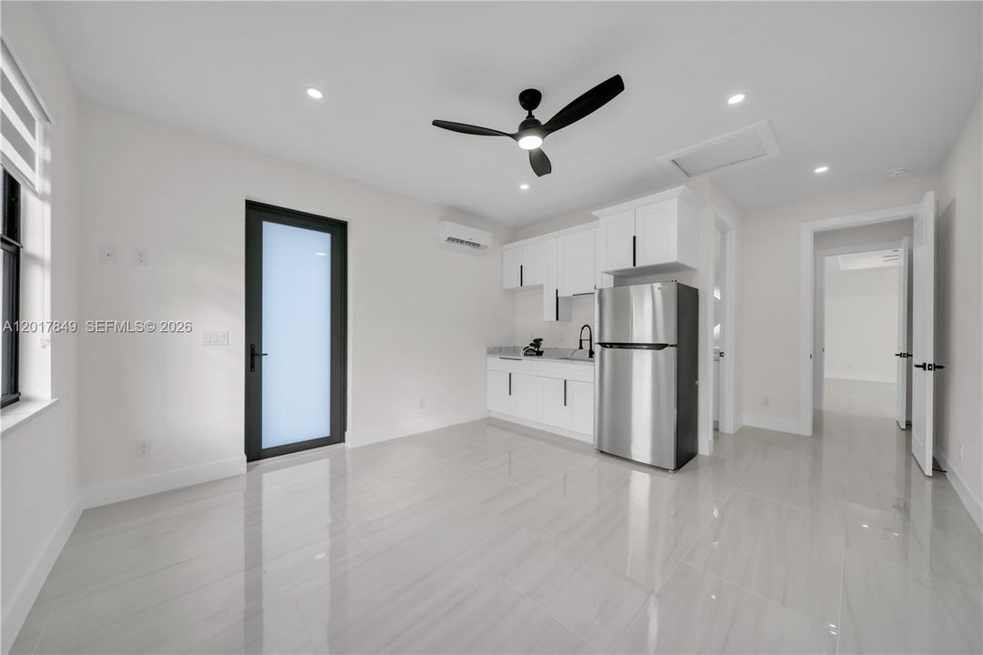Activo con contrato: $359,000 (4 camas, 3 baños, 1585 Pies cuadrados)