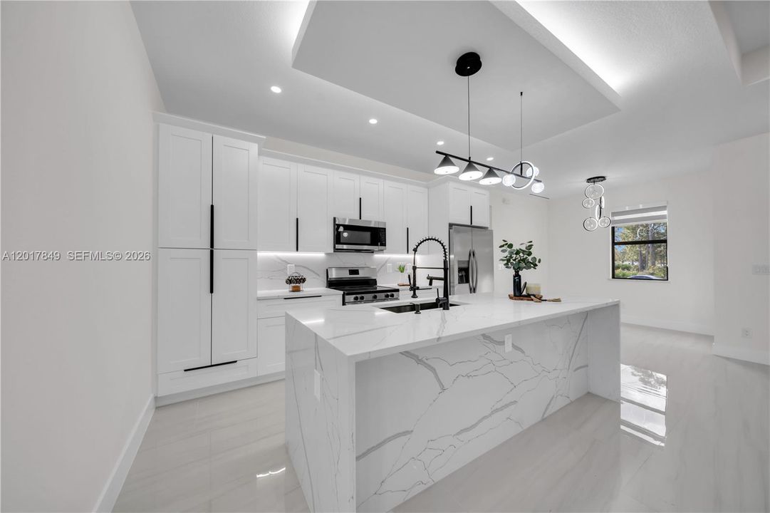 Activo con contrato: $359,000 (4 camas, 3 baños, 1585 Pies cuadrados)