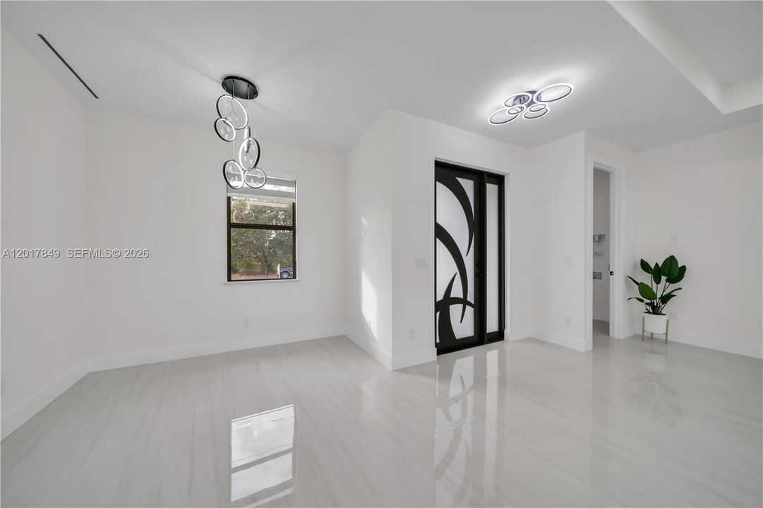 Activo con contrato: $359,000 (4 camas, 3 baños, 1585 Pies cuadrados)