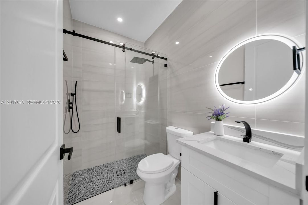 Activo con contrato: $359,000 (4 camas, 3 baños, 1585 Pies cuadrados)