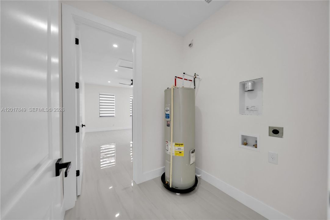Activo con contrato: $359,000 (4 camas, 3 baños, 1585 Pies cuadrados)