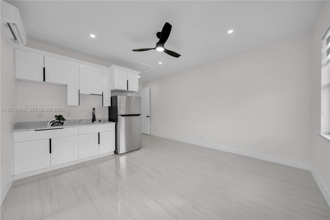Activo con contrato: $359,000 (4 camas, 3 baños, 1585 Pies cuadrados)