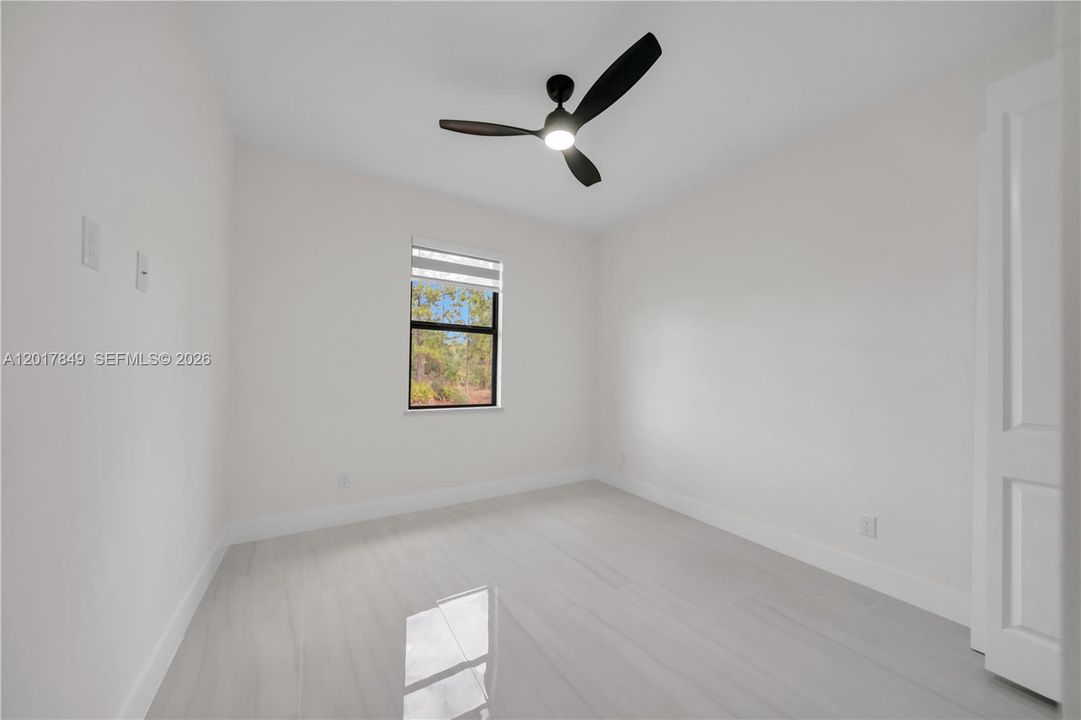 Activo con contrato: $359,000 (4 camas, 3 baños, 1585 Pies cuadrados)