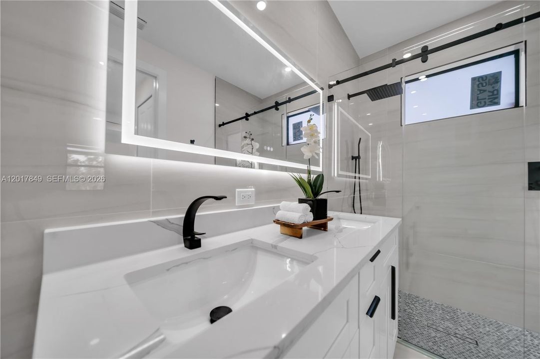 Activo con contrato: $359,000 (4 camas, 3 baños, 1585 Pies cuadrados)