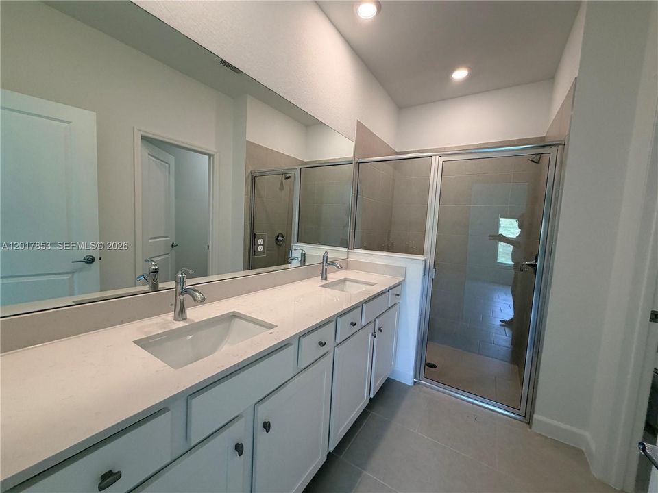 For Rent: $2,500 (4 beds, 3 baths, 1933 Square Feet)